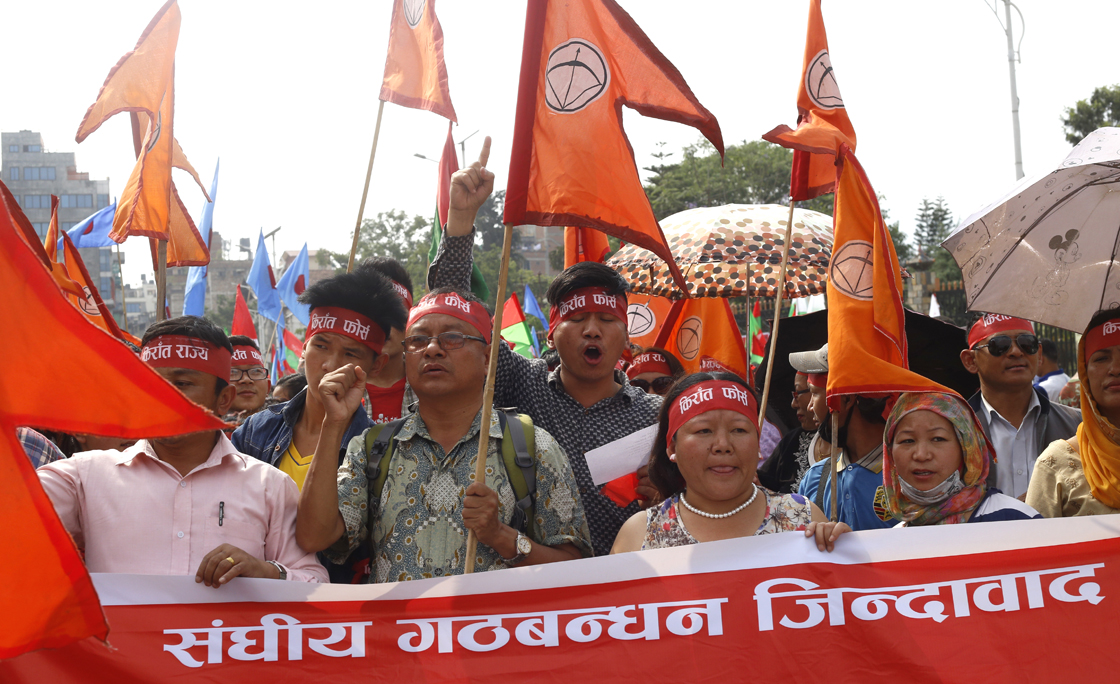 आन्दोलनकारीले यसरी घेर्दैछन् सिंहदरवार, दमन गरे गृहयुद्ध निम्तिने चेतावनी