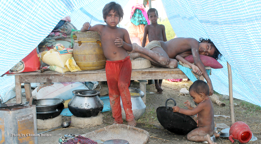 बाढी विस्थापित बालबालिका भोकै नाङ्गै