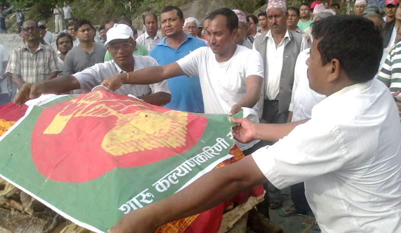 थाकसको झण्डा ओढाएर पूर्वअध्यक्षको श्रद्धाञ्जली अर्पण