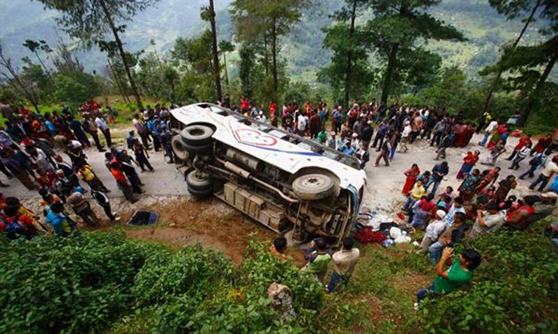 मकवानपुरमा बस दुर्घटना हुँदा ३ जनाको मृत्यु