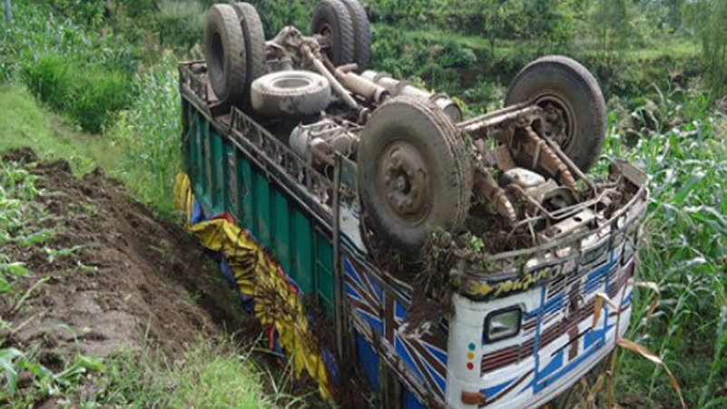 ट्रक दुर्घटनामा चालक तिर्थराम थारुसहित तीन जनाको मृत्यु