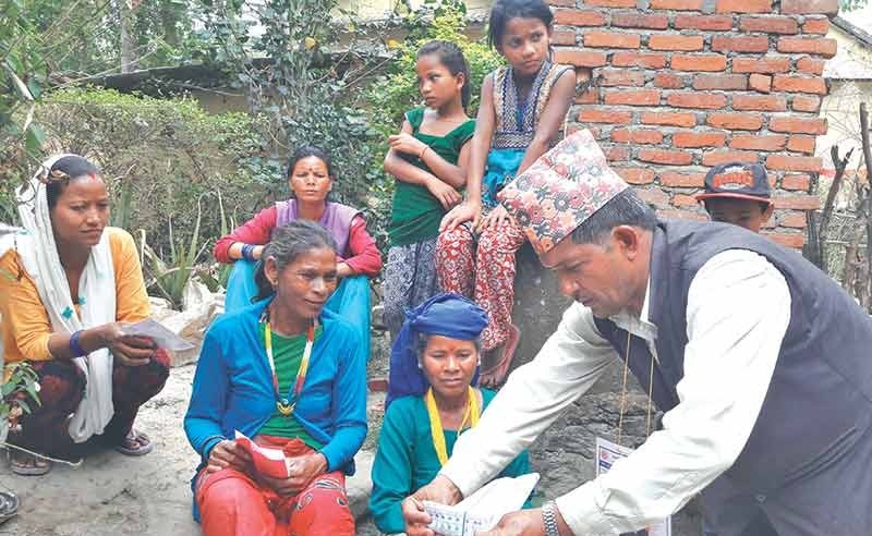 थारु मतदाता भन्छन्- ‘अहिले खुट्टामै ढोग्छन्, जितेपछि वास्ता गर्दैनन्’