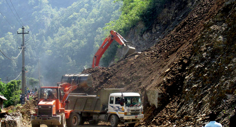 पहिरोले प्रहरीको भ्यान र ट्रक पुर्‍यो, दुई प्रहरीको शव भेटियो