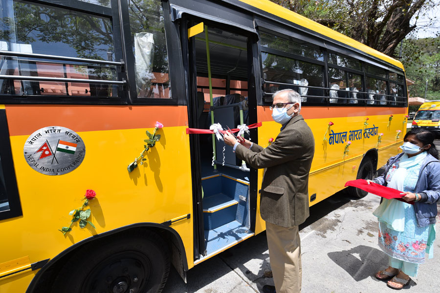 भारतीय दूतावासद्वारा ३९ वटा एम्बुलेन्स र ६ वटा स्कुल बस प्रदान