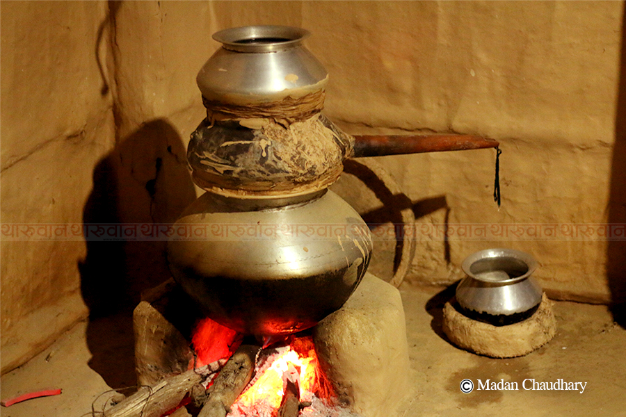 थारुको घरमा बनाइने ‘जाँड-दारु’लाई कानुनी मान्यता दिनुपर्ने बहस सुरु