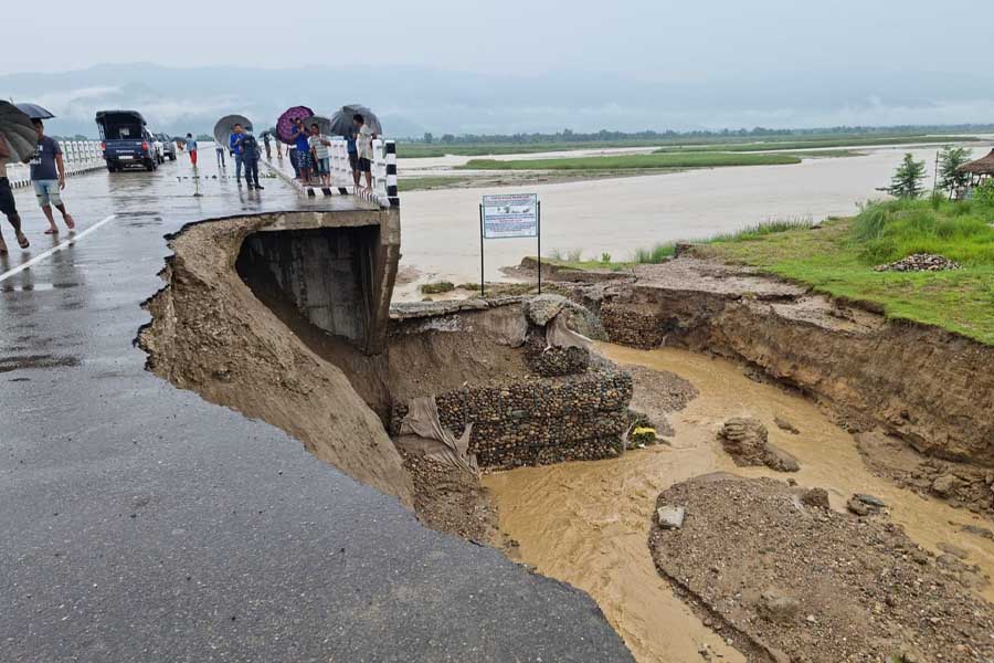 नेपालकै दोस्रो ठूलो सिसहनिया पुलको ‘एप्रोज’ बाढीले बगायो