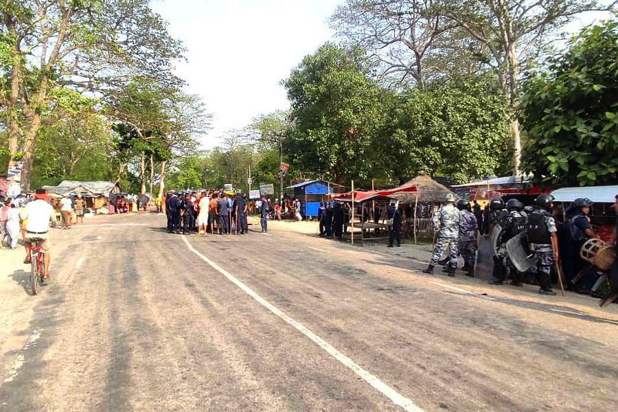 बाघ स्थानान्तरणको माग गर्दै प्रदर्शनमा उत्रिए बर्दियाका थारु, झडपमा १८ वर्षीया नविना चौधरीको मृत्यु