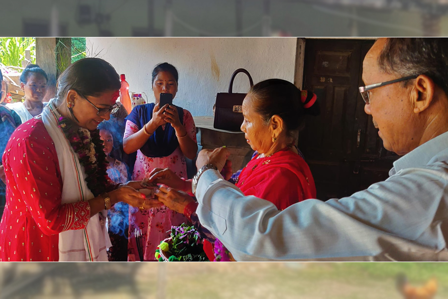 कैलाली १ मा रञ्जिताको परीक्षा सुरु, सासु-ससुरासँग आशिर्वाद लिँदै उम्मेदवारी घोषणा