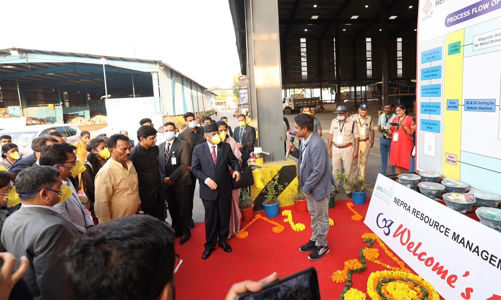 इन्दोर पुगेर प्रधानमन्त्री प्रचण्डद्वारा फोहोर व्यवस्थापन केन्द्रको अवलोकन