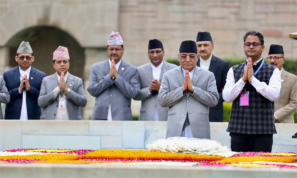 महात्मा गान्धीको समाधिस्थलमा प्रधानमन्त्री प्रचण्डद्वारा पुष्पगुच्छा अर्पण