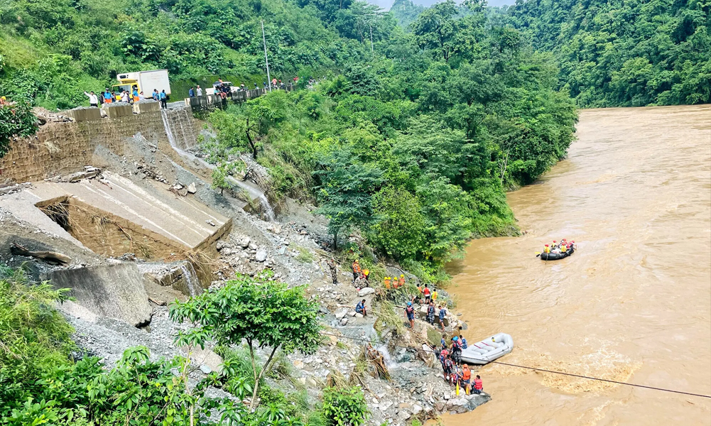 त्रिशुली बस दुर्घटना : पर्साका हृदयनारायण चौधरी श्रीमती र छोरासहित बेपत्ता