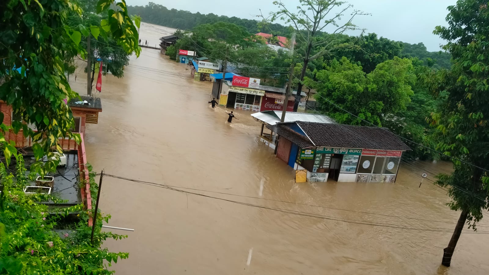 बाढीले सौराहाका रेष्टुरेण्ट डुबानमा