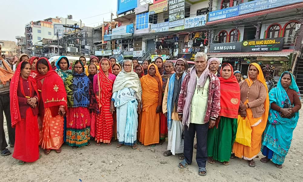 थारू टोल बनराका सुकुम्बासीलाई लालपूर्जा दिने आयोगको प्रतिवद्धता