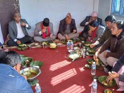 जनयुद्धमा ६ जना सदस्य गुमाएकी भगवती चौधरीको घरमा खाना खान पुगे प्रचण्ड