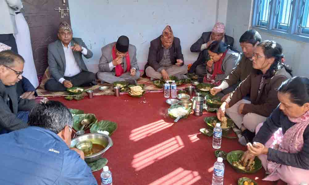 जनयुद्धमा ६ जना सदस्य गुमाएकी भगवती चौधरीको घरमा खाना खान पुगे प्रचण्ड