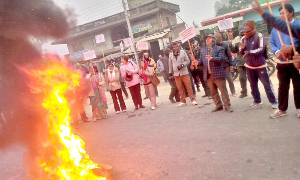 मधेस सरकारविरुद्ध सडकमा उत्रिए थारूहरू